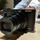 Imagen para el artículo titulado Esta diminuta cámara Sony con óptica 24-720mm te convertirá en el paparazzi que siempre quisiste ser